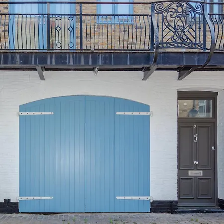 Contemporary 2 Bedroom House In Vibrant Shepherds Bush